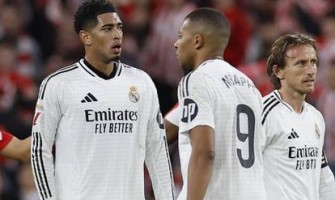 Luka Modrić odmah je predao trofej Kylianu Mbappéu Luka Modrić odmah je predao trofej Kylianu Mbappéu