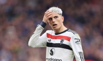 Sin CRISTIANA RONALDA piše zadaću u dresu Manchester Uniteda s brojem 17 Sin CRISTIANA RONALDA piše zadaću u dresu Manchester Uniteda s brojem 17